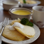 食べることが好き!だけど好き嫌いも多い息子。とにかく楽しく食べれれば！っとゆとりランチはパンケーキ😊💕#野菜をMOTTO #野菜をもっと #スープ #モンマルシェ #野菜スープ #moni…のInstagram画像