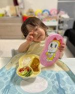 日々苦戦している娘ごはん👧🏻🍚食べるんだけどね、完食までとにかく時間かかるのよ💦毎日イライラ毎日怒っちゃう😑パパが趣向を凝らしてほっともっとの容器に入れてみたりはやぶさ弁当の容…のInstagram画像