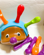 手指の運動ハリネズミを子供と最近遊んでます♪こちらは知育玩具。握る・差し込む・引き抜くと言った、指の運動に加え、片付けるといった教育にも抜群です。また、カラフルな色味で目の発達にも◎…のInstagram画像