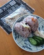 雑穀おにぎり🍙白米二合に対して玄米雑穀を１袋(７０g)で炊いてみました🍚玄米雑穀は何の色も着いていないのに炊いてみると美しい紫みたいな色に➰💞黒米の色？モチモチしていておにぎりしても握りや…のInstagram画像