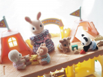 ■2月12日発売#シルバニアファミリー#おもちゃいっぱいセット#ままごとキッチン に、#おもちゃ収納 出来る#ベンチ 、#積み木 など色々なおもちゃと#しろウサギ の赤ちゃん、#パンダ の…のInstagram画像