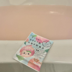 JUSO BATH POWDER（桃）で入浴🧼旅するJUSOちゃんのご当地入浴剤シリーズに桃が登場したそうでこの入浴剤桃の香りがとてもよくてお気に入りです。エプソムソルト入りなので…のInstagram画像