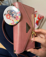 「「みんなのバッジ」」のモニターさせてもらい、最初は冷蔵庫に貼ったりしてたんだけど、ここだと家族みんなが見れないじゃん！ってみーちゃんに言われて。。。たしかにそーだ！ってなって変更…のInstagram画像