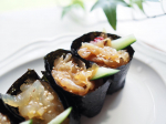 マルトモさまから頂いた中華くらげを使ったアレンジメニュー。高菜ピラフのくらげ軍艦🍣ラップで包んだごはんを丸めて（手まり寿司2個分ぐらいの大きさ）、1/4か1/6に細長くカットした全型の海苔…のInstagram画像
