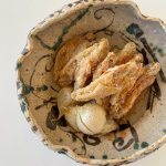 Fried chicken + garlic 🧄 using #riceoil 手羽中とニンニク揚げ物は片栗粉まぶしてさっくさく下味はつけずに#フルールドセル 振りかけて🧂…のInstagram画像