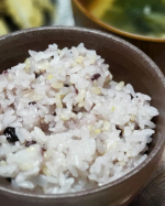 北海道玄米雑穀お試しさせていただきました🍙北海道産の玄米と雑穀をブレンド。いつものごはんに混ぜて炊くだけ❗手軽に栄養バランスのとれた玄米雑穀ごはんが食べれます🍙ほどよい甘さともっちり…のInstagram画像