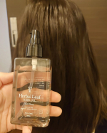 お気に入りのウツクシア  ハーバルリーフ オーガニックヘアオイルこちらは、数量限定版「アールグレイの香り」こちらも香りが大好きです💕こどもたちの髪にも使ってます🎶…のInstagram画像
