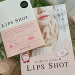 たった1分でぷるっとうるおいニップに！リップショット(唇用マイクロニードル化粧品)使ってみました。使い方は簡単で、透明フィルムからリップパックをはがして、唇に貼り付けます。この時に、マイクロニー…のInstagram画像