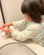 COOPの泡で出てくるハンドソープを体験！ポンプが押しやすくて、ふんわりきめ細かい泡がすーっと出てくるので娘たちも使いやすくて大好評〜♡手洗いする時に、泡が手を包んでくれるから、しっかり洗えて…のInstagram画像