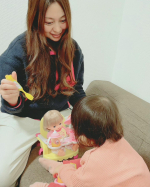 娘が一歳9ヵ月 になり、おままごと やお人形さん遊びを一人でするようになりました☺️昔から愛され続けるメルちゃん❣️こちらトイザらス限定の、メルちゃんくまさんチェアーでおしょくじ…のInstagram画像