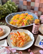 *ひな祭りの今日のランチはちらし寿司と海老のあられ揚げ、ゆり根の天ぷらです🎎あられ揚げと天ぷらには紀州産南高梅にかつおの風味を加えた甘酸っぱい「正田おちょぼ口 うめ正油」をかけていただきました♪…のInstagram画像