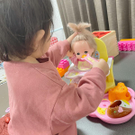 娘にめちゃくちゃヒットしたメルちゃん。我が家にメルちゃんがやってきてから毎日一緒に遊んでいます🙌髪型をちょいちょい私が変えています（笑）メルちゃんにご飯あげて〜と言うと、「はーい」ってちゃんと…のInstagram画像