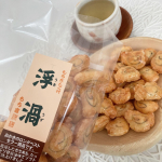 もち吉  浮渦  無類の米菓好きな、私🍘もち吉さんの浮渦を、お茶菓子にいただいています🍵  うずまき模様🌀が可愛いらしい、ひと口サイズのおせんべい。厳選したもち米を使用しているということで…のInstagram画像