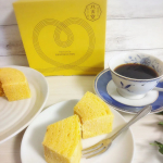 【 八天堂 バームクーヘン 】@hattendo_officialクリームパンで有名な八天堂からバームクーヘンが新発売されました✨ただのバームクーヘンではなく真ん中が♡…のInstagram画像