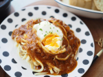 秒で作れる♪レンジで温泉たまご🥚♨️マグカップに卵、卵にかぶるぐらいの水を入れて竹串で黄身に穴を開けます(破裂防止)。レンジ500Wで50秒前後加熱して、余分な水分を捨てたら出来上がり…のInstagram画像