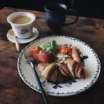 3月10日(木)朝ごはん𓎩𓌉𓇋 ‎今日の朝ごはんはワンプレートご飯にもち麦いり蒸し鶏とさつまいもの白湯スープ𖠚໊𖠚生姜入りで体もポカポカ‎𓂃 𓈒𓏸娘がお気に入りのチョコクロワッ…のInstagram画像