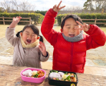 毎日こんなに寒いのにピクニックのリクエストされまして…震えながら食べて来たよ🤣💗笑子供達が喜んでて良かった🍙😮‍💨#うるすやリッチ #urusuyarich #機能性表示食品 #GAB…のInstagram画像