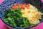 こちらのメニューは…。おいしいのに♪簡単すぎる３色丼です。先に３色の具を用意しておきます。そうすれば…ごはんを入れ→具を置く→完成！もうできました🍲#野菜をMOTT…のInstagram画像