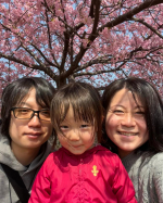 3/11生後1026日・たまたま行った公園👟河津桜がキレイだった🌸葉桜なりかけだったけど癒された😍娘の公園用おしゃれ感ナシ服が悔やまれるけど←生まれつきクセ毛で高校…のInstagram画像