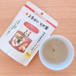 こんぶ茶で有名な玉露園様から、しいたけ茶をいただきました。バックを開けた瞬間から椎茸の香り〜☺️粉末と共に、椎茸チュップスも入っています。分量通りにお湯で溶くと色は薄めだったので心配でしたが、…のInstagram画像