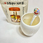 🍵玉露園しいたけ茶をモニター中です🤗ティースプーン半分に熱湯100cc✨粉の中に小さなしいたけのカケラが見えます😍お湯にすぐ溶ける〜ふわっと椎茸の香りがして🍄椎茸を鼻に近づけて嗅いだの…のInstagram画像
