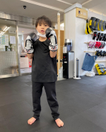 今春、小学2年生に進学するお兄ちゃん🧒🏽初めての習い事でキックボクシングを習い始めました🥊動きやすいパンツにニッセンのダブルフェイステーパードパンツを履きました。ほどよい厚みでスト…のInstagram画像