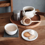 ほうじ茶ラテとクッキーたち。新しくお迎えした茶筒が高級感があって使いやすくてお気に入りです◎#珈琲考具 #茶考具 #KOGU #shimomurakihan #下村企販 #monipla …のInstagram画像