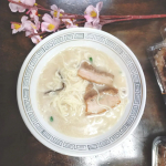 今日のお昼は、おばあちゃんのお家でこれを食べたよ♬なべやき屋キンレイ『博多豚骨ラーメン』こちらお水が要らないのでそのままお鍋にかけるだけで食べれるよ♡　冷凍食品と思えないような…のInstagram画像