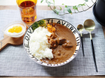 #ダイソー#購入品 で#お気に入り の#デザインレターズ深皿 。深さがあるのでカレー皿やスープパスタなど何かと使いやすいですよ。#カレー は牛たん徳茂さんの#牛たんカレー 。#仙台名物…のInstagram画像