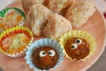 春休みのお昼ご飯に、冷食を取り入れてみました。カツオ節チーズのおにぎりを作って、おかずは冷食で(^-^)お目目をつけて可愛くしてみたよ👀#牛カルビマヨネーズ #えびとチーズのグラタン #マルハ…のInstagram画像