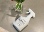 🌴キッチンのワークトップのお掃除🧽SHE&YOUさんのボタニカルサニタイザースプレーで拭き拭きしとります💁🏻‍♀️抗ウイルス・抗菌スプレー🌿香りはほとんどないかな👱🏻‍♀️…のInstagram画像