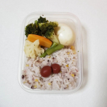 マッスル弁当🍱笑卵と野菜🥕しか入ってないけど。。😃笑卵は半熟トロトロになってます✨😌✨五穀米を使用してます✨ご飯の真ん中の梅干しは、紀乃家 山梨県の梅干し😍山梨…のInstagram画像