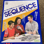 全米ミリオンセラーのボードゲーム「SEQUENCE(シークエンス)」で、7歳の子供と一緒に遊んでみました。説明書を見ながらとりあえずゲームスタート。 最初は、「ここに置くの？」「カード…のInstagram画像