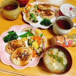 今日の晩ごはん。#豆腐ハンバーグ 。きのこと野菜のソテー 🍄#未来雑穀21 @marusanai_official 様のえびだし味噌。このお味噌常温保存可能で液体味噌。お味噌汁…のInstagram画像