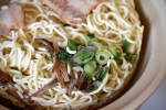 花見をする方が増えるこの季節🌸花見をしながらラーメンって事で、カセットコンロを用意して外ラーメしてみました🍜なべやき屋キンレイさんの冷凍シリーズは具材・麺・スープがセットになっていて、…のInstagram画像