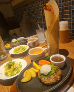 先日のご飯#神戸元町ドリアで、#ドリアではなく#ハンバーグ#明太フランスパンが立てられててテンションあがった。見せ方が素敵✨真似しよ😁外でご飯を食べ…のInstagram画像