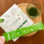 私が飲んでいる青汁は【腸活】と【糖質制限】だけでなくプラセンタや乳酸菌が配合されているので美肌作りにも重宝しています♪粉末タイプの青汁で食事の30分前に飲むと糖の吸収をおだやかに血糖値の急…のInstagram画像