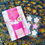 天然アロマで癒やされる『アロマdeマスク』💕桜限定デザイン桜ブレンドの香り🌸今の季節にぴったりな数量限定商品✨通常商品の中にも桜の香りはありますが、桜の花びらデザインのシールが…のInstagram画像