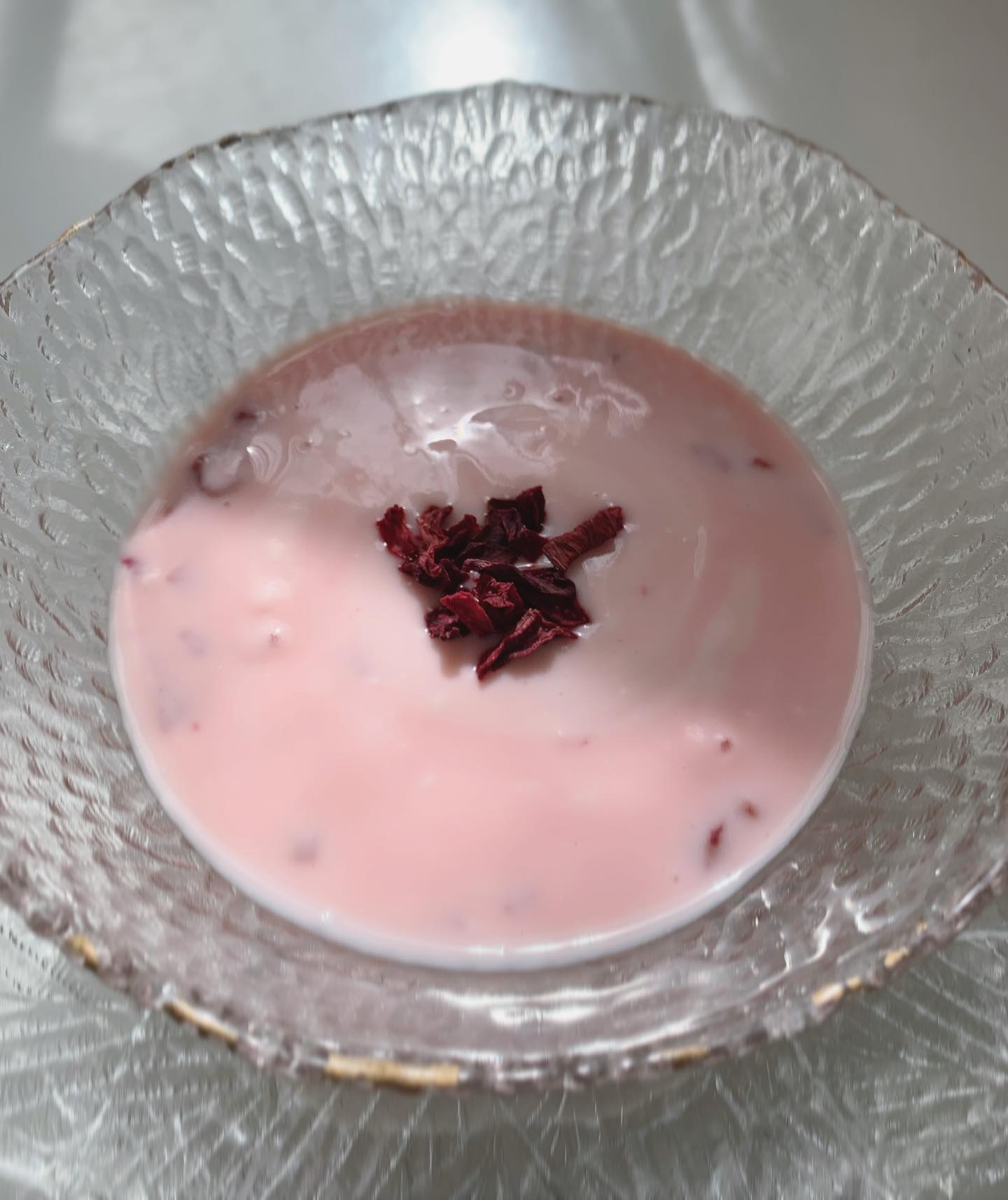口コミ投稿：桜色のヨーグルト🌸の正体は…#ドライビーツ無糖ヨーグルトに混ぜてしばらくすると、美…