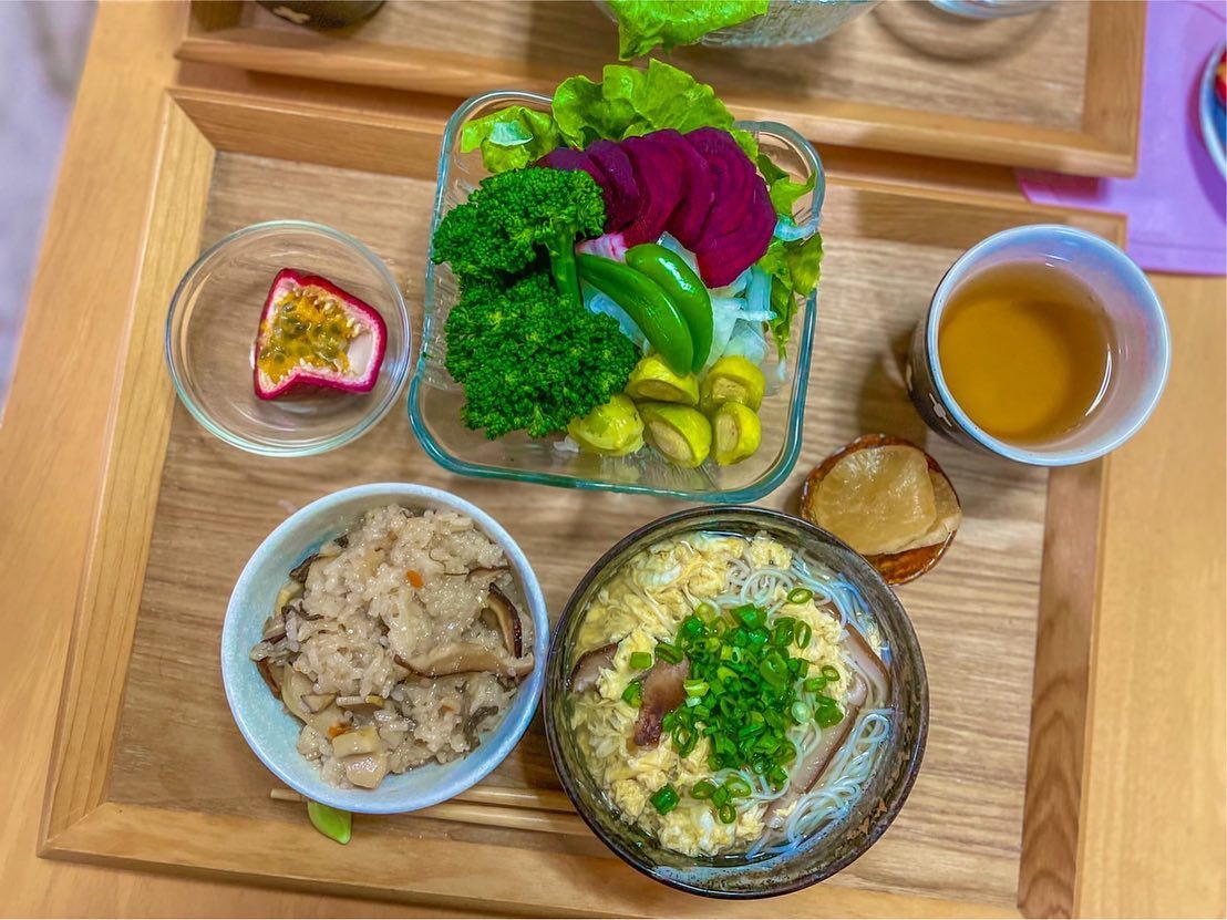 口コミ投稿：..⇢ ⇢ ⇢ 𓇼 2022.04.08.（金）𓇼..ෆ おこわ🍄🥕ෆ かき卵煮麺🍄🥚ෆ 野菜サラダ🥗（手作り黒ポ…