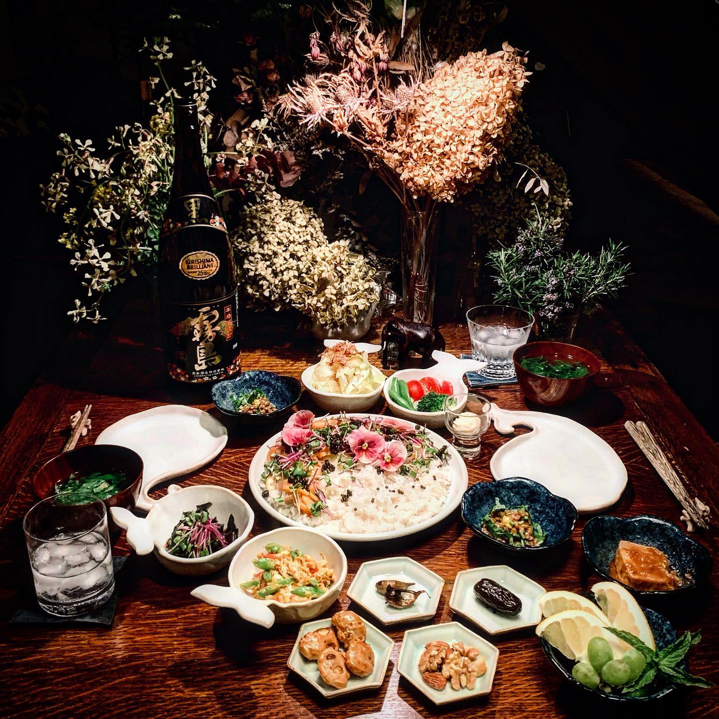 口コミ投稿：きのうの夜ごはん。サーモンのちらし寿司でした😊．寿司飯にサーモン、スプラウトをの…