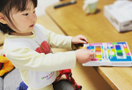 もうすぐ2歳児クラスが始まる三女ちゃん。みんなのお名前シールで入園準備中です！自分で貼るから、すごく楽しそう♡通園するモチベーションも上がるね！！#PR #コスモメディアサービス #名前シー…のInstagram画像