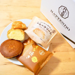 ⁡⁡【八天堂 どら焼き・シュークリーム】⁡⁡たまにはおやつも♫チートデー✨⁡⁡創業昭和8年、和菓子・洋菓子・パン屋と時代に合わせて業態変更をしてきた八天堂の新商品😋…のInstagram画像