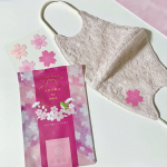 本格アロマが楽しめるマスクにつけるワンポイントアイテム.*:.✧桜の花びらをしたデザイン／＜ アロマdeマスク 桜限定デザイン ＞アロマdeマスクは、普段使うマスクの好きなところに貼るだけで…のInstagram画像