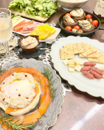 おうちごはん- ̗̀ 🍽𓈒𓂂𓏸まぐろのパテで#ワイン 🥂にも合うお料理作ってみました🤗・🍽まぐろのパテとスモークサーモン、マッシュポテトの前菜温玉のせ☞味付け不要で盛っただけ🤗パテ…のInstagram画像