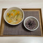 _野菜たっぷり味噌スープ🥕.豊の天然だしとこうじ味噌で普段よりも味が決まりました◎.はじめてだしパックからおだしを取ったけれど、水から入れて沸騰後3分くらい煮出せば良いので…のInstagram画像