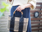ブラックレザーとアンティークゴールドが大人かわいい、アバカ素材の#かごバッグ 👜一般的なかごバッグと違って細めなのできれいめコーデにも合わせやすい上品な佇まいです♪上は巾着式になってい…のInstagram画像