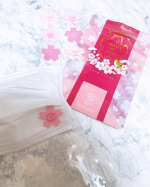 アロマdeマスク桜ブレンド🌸⁡マスクに貼るシール✨😊⁡癒される香りでマスク生活が快適に🎀⁡ピンクのワンポイントが可愛いです💕⁡30枚入りで毎日の気分によ…のInstagram画像