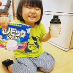 毎日セノビックを飲んでいる我が家の三姉妹。シェイクしてくれるのは三女ちゃん担当。いつも美味しく作って、満面の笑みで飲んでいます！パンケーキにも混ぜて作ったよ！ほんのりいちご味のパン…のInstagram画像