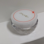 オールインワンジェル『しあわせ想い』使ってみたよー！キラキラの宝石みたいなデザインの容器に入っててテンション上がる♪とっても可愛いデザインだよー！ジェルも金箔入りでゴージャス感も！！…のInstagram画像